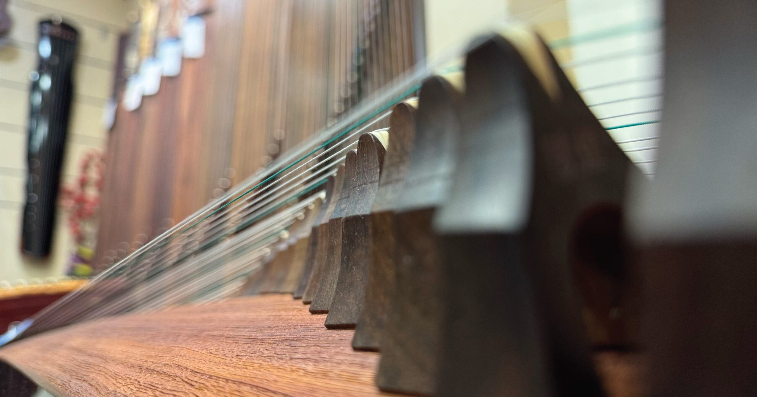 Guzheng bridges (雁柱) close-up showing arrangement along the soundboard